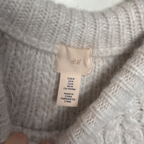 ❌ sold on FB ❌ Beautiful H&M cable knit sweater - Picture 2 of 3